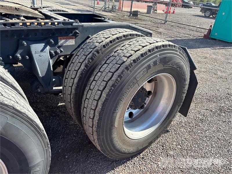 Freightliner Cascadia 126 6x4 T/A Sleeper Truck Tractor Nyergesvontatók