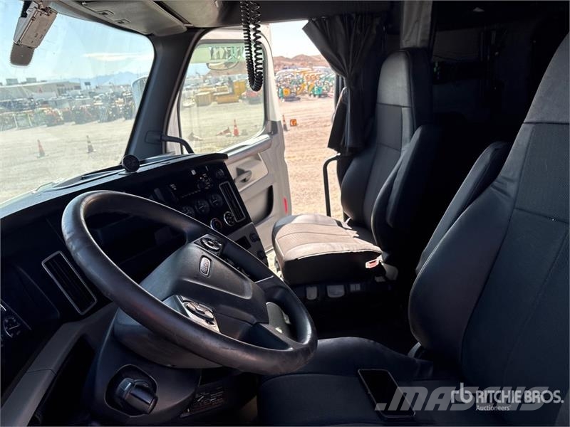 Freightliner Cascadia 126 6x4 T/A Sleeper Truck Tractor Vilcēji