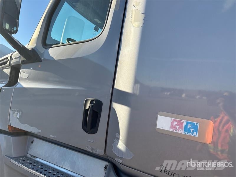 Freightliner Cascadia 126 T/A Sleeper Truck Tractor Tegljači