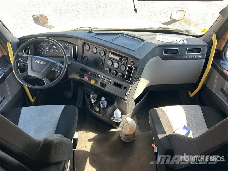Freightliner Cascadia 126 6x4 T/A Sleeper Truck Tractor Sattelzugmaschinen
