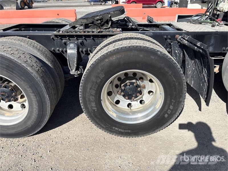 Freightliner Cascadia 125 6x4 T/A Sleeper Truck Tractor Тягачі