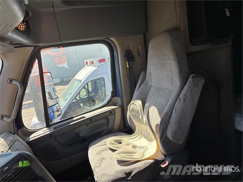 Freightliner Cascadia 125 6x4 T/A Sleeper Truck Tractor Седельные тягачи