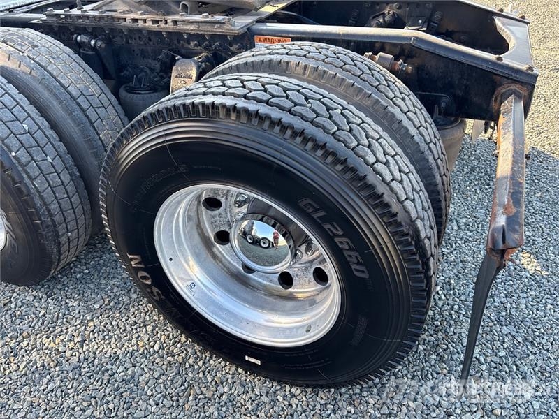 Freightliner Cascadia 126 6x4 T/A Sleeper Truck Tractor Cabezas tractoras