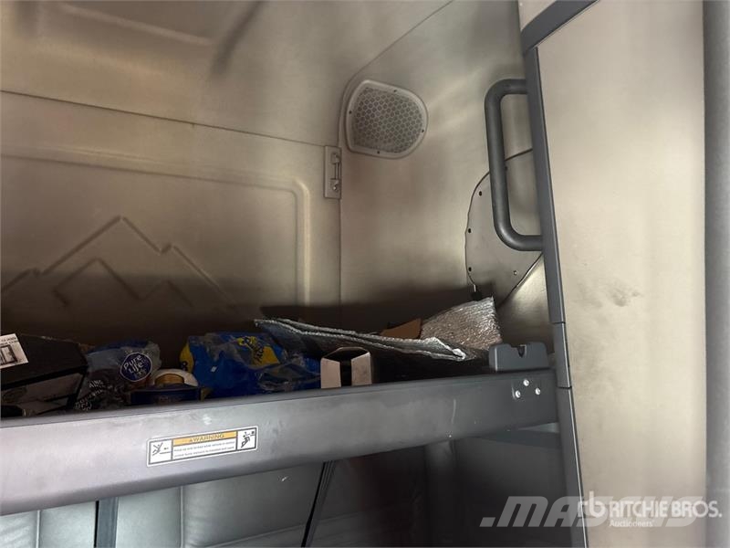 Freightliner Cascadia 125 6x4 T/A Sleeper Truck Tractor (Inoper 트랙터 유닛