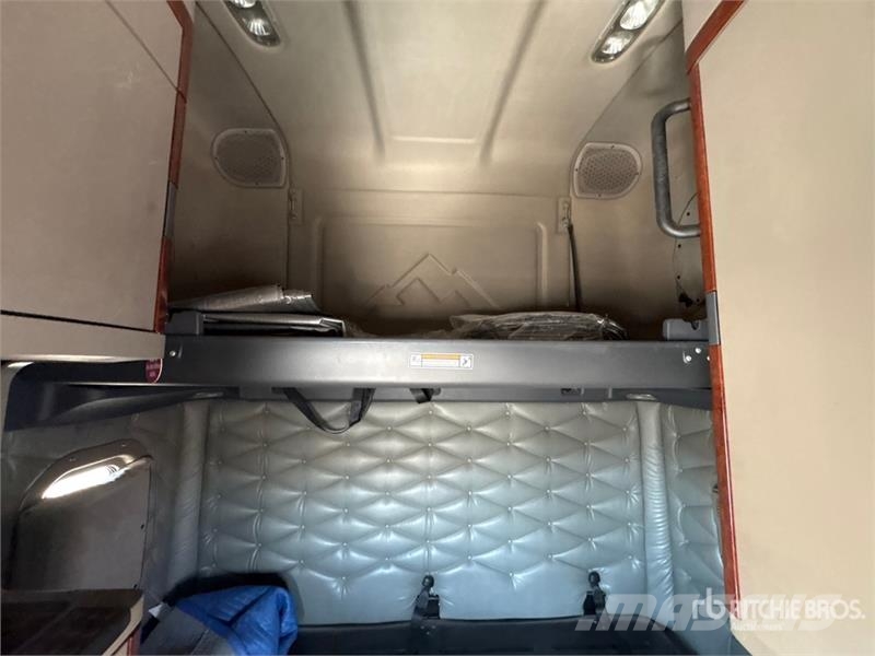 Freightliner Cascadia 125 6x4 T/A Sleeper Truck Tractor Tractor Units