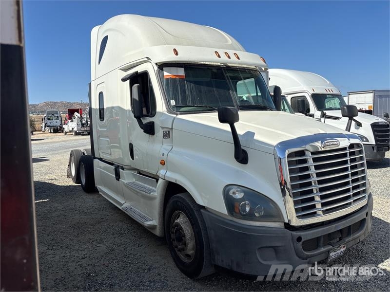 Freightliner Cascadia 125 6x4 T/A Sleeper Truck Tractor Tegljači