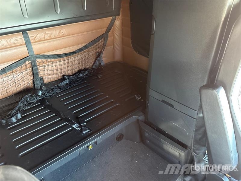 Freightliner Cascadia 126 6x4 T/A Sleeper Truck Tractor Vlačilci