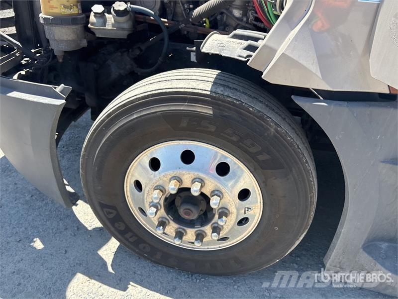 Freightliner Cascadia 126 6x4 T/A Sleeper Truck Tractor وحدات الجر