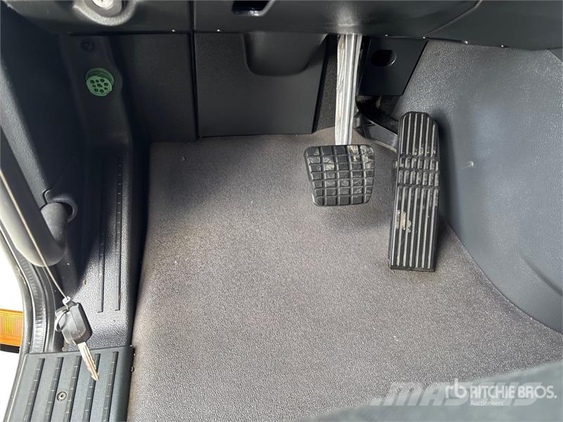 Freightliner Cascadia 126 6x4 T/A Sleeper Truck Tractor Tractor Units