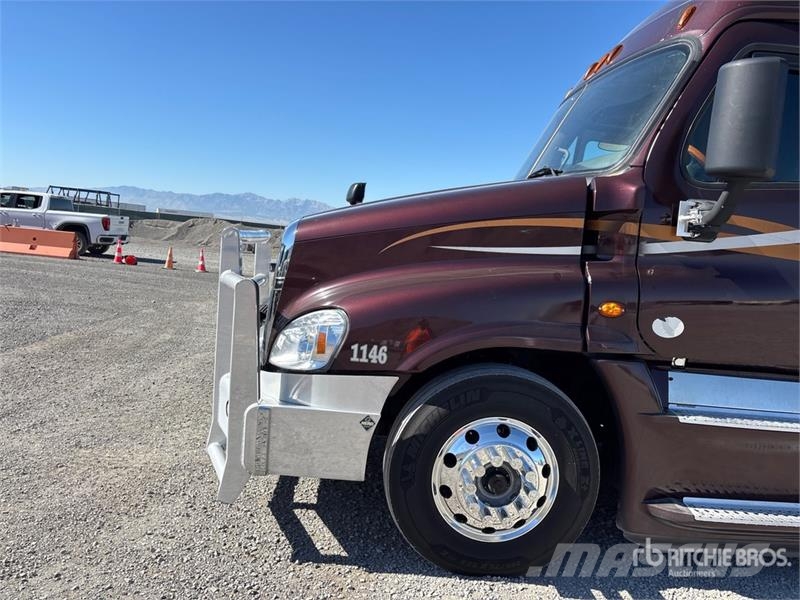 Freightliner Cascadia 125 6x4 T/A Sleeper Truck Tractor Tractor Units