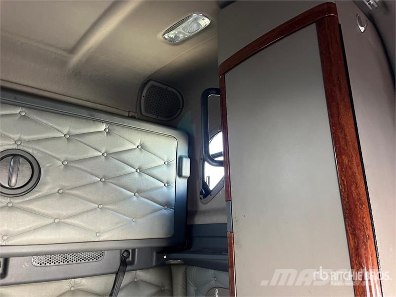 Freightliner Cascadia 125 6x4 T/A Sleeper Truck Tractor Тягачі