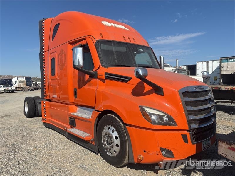 Freightliner Cascadia 126 6x4 T/A Sleeper Truck Tractor وحدات الجر