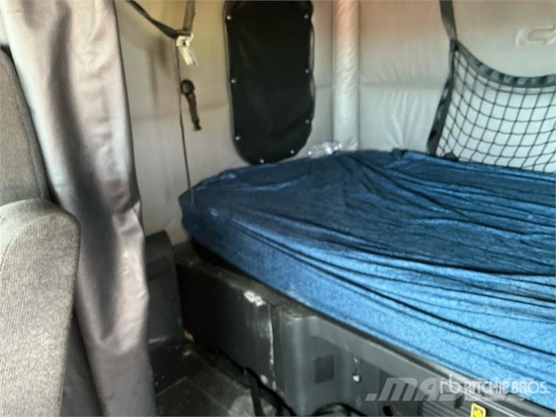 Freightliner Cascadia 126 6x4 T/A Sleeper Truck Tractor Vlačilci