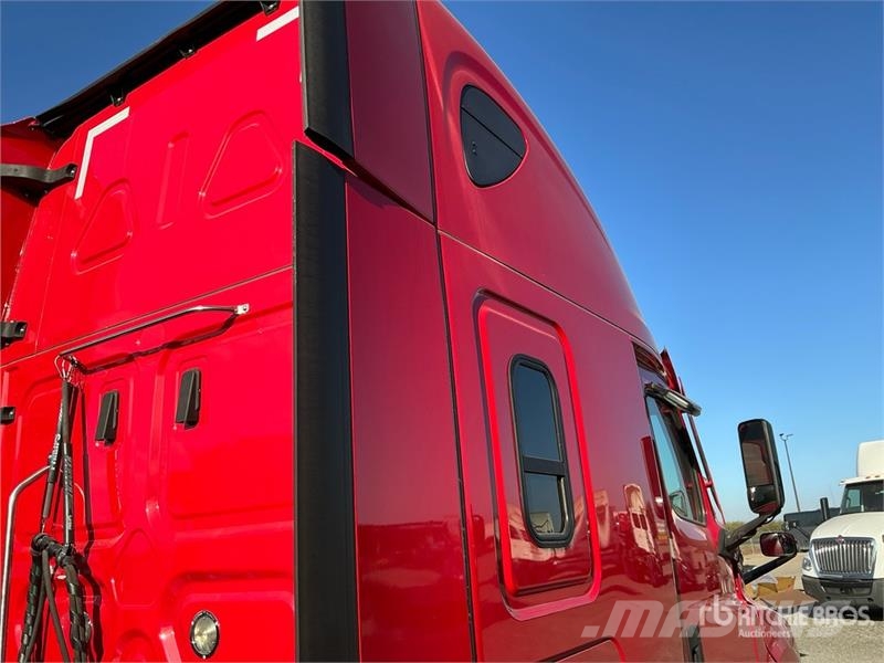 Freightliner Cascadia 126 T/A Sleeper Truck Tractor Tractor Units