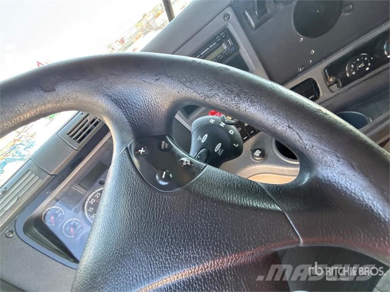 Freightliner Cascadia 125 6x4 T/A Sleeper Truck Tractor Тягачі