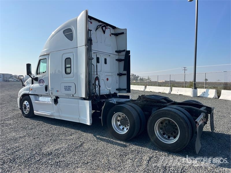 Freightliner Cascadia 125 6x4 T/A Sleeper Truck Tractor Тягачі
