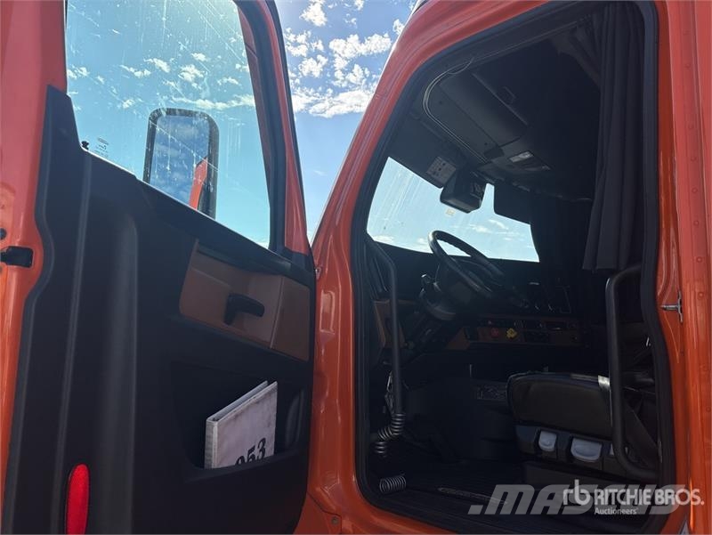 Freightliner Cascadia 126 6x4 T/A Sleeper Truck Tractor وحدات الجر