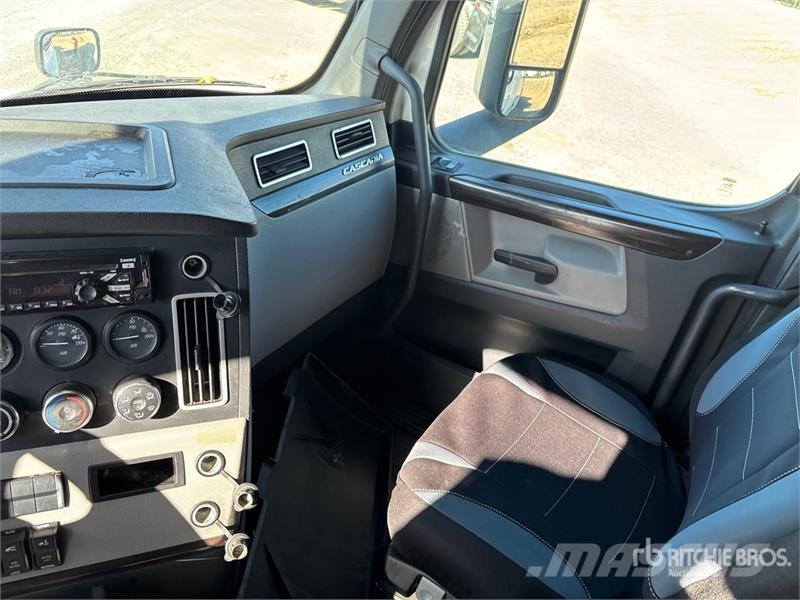 Freightliner Cascadia 126 6x4 T/A Sleeper Truck Tractor Седельные тягачи