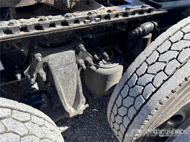 Freightliner Cascadia 126 6x4 T/A Sleeper Truck Tractor Vlačilci