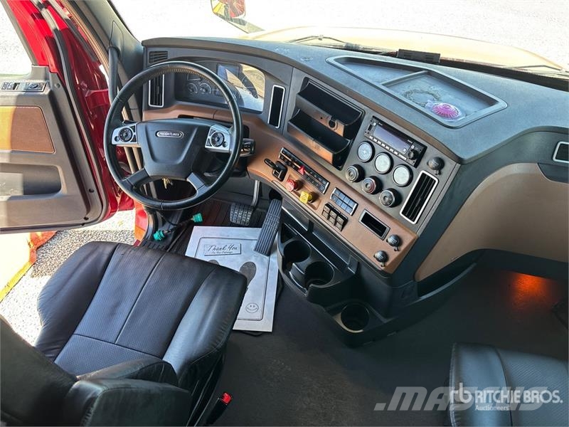 Freightliner Cascadia 126 6x4 T/A Sleeper Truck Tractor Тягачі
