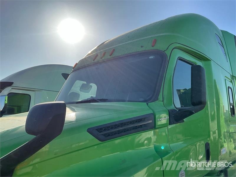 Freightliner Cascadia 126 T/A Sleeper Truck Tractor (Inoperable Тягачі