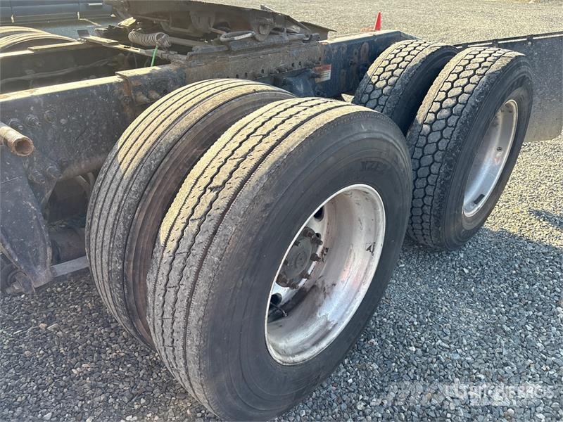 Freightliner Cascadia 126 6x4 T/A Sleeper Truck Tractor Cabezas tractoras