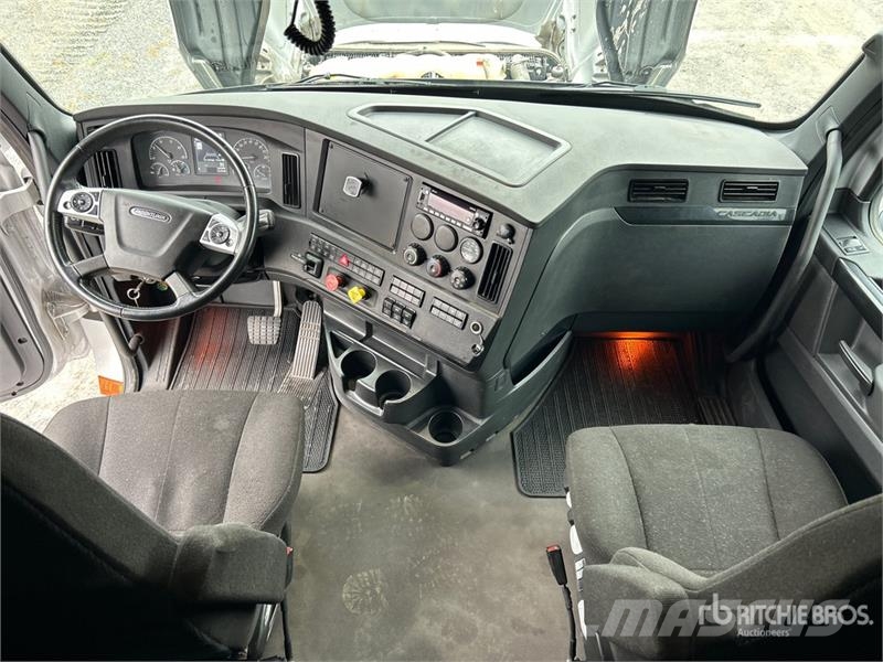 Freightliner Cascadia 126 6x4 T/A Sleeper Truck Tractor Cabezas tractoras