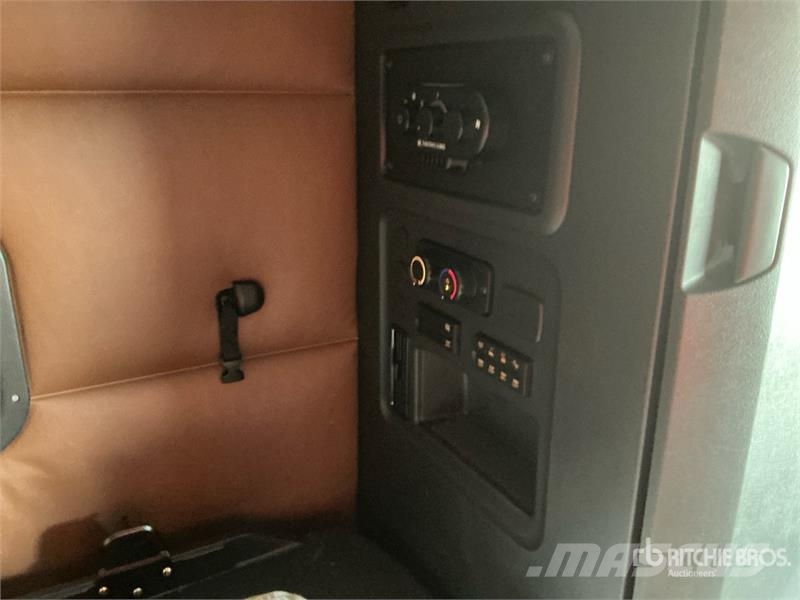 Freightliner Cascadia 126 6x4 T/A Sleeper Truck Tractor Тягачі
