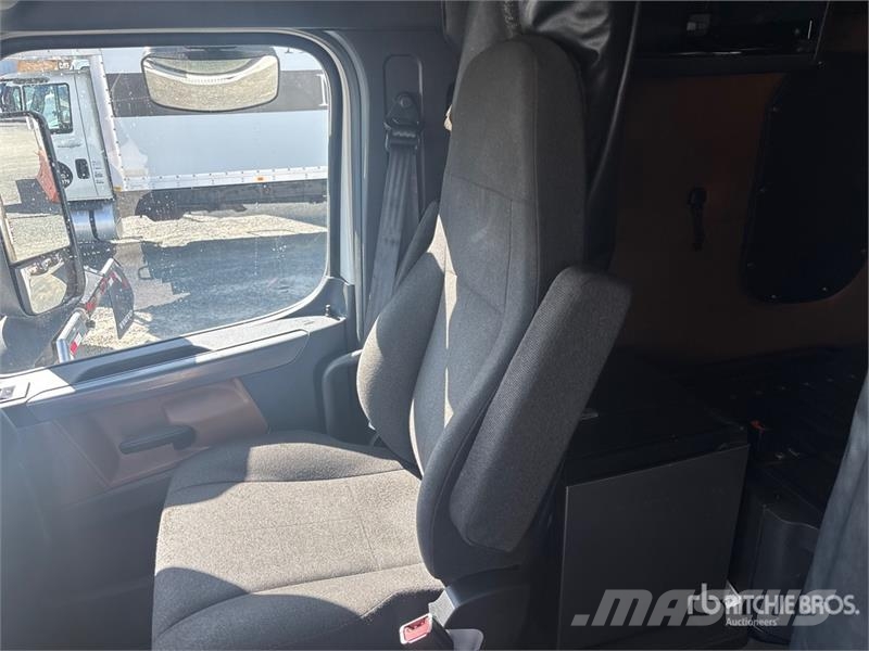 Freightliner Cascadia 126 6x4 T/A Sleeper Truck Tractor Sattelzugmaschinen