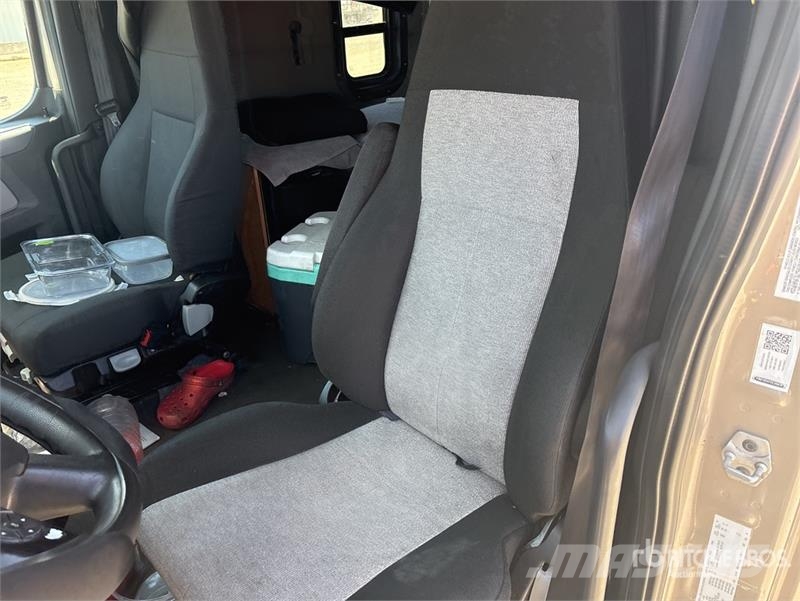 Freightliner Cascadia 126 6x4 T/A Sleeper Truck Tractor وحدات الجر