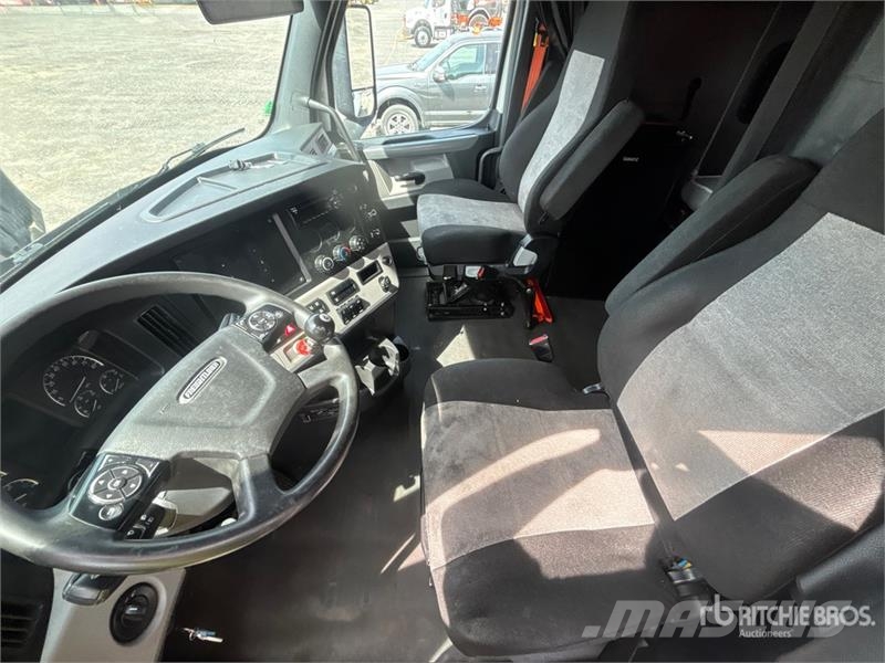 Freightliner Cascadia 126 6x4 T/A Sleeper Truck Tractor Vilcēji