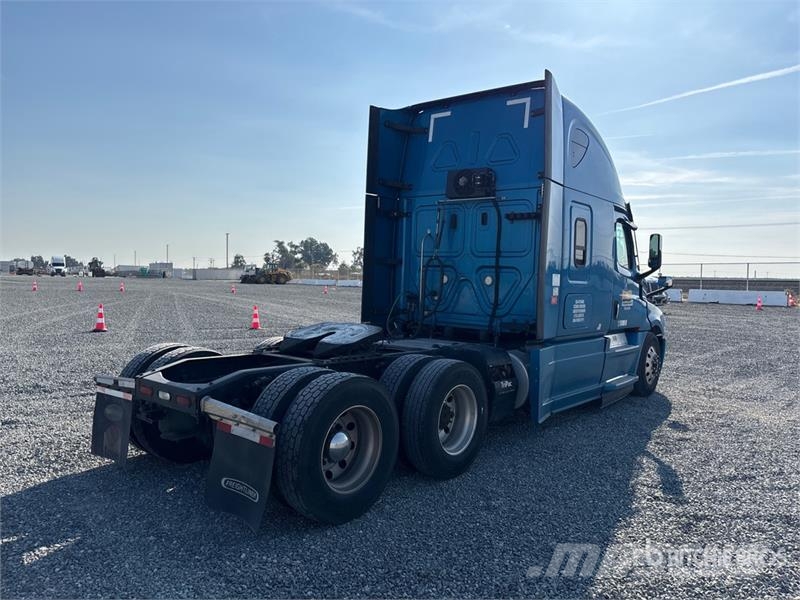 Freightliner Cascadia 126 6x4 T/A Sleeper Truck Tractor Тягачі