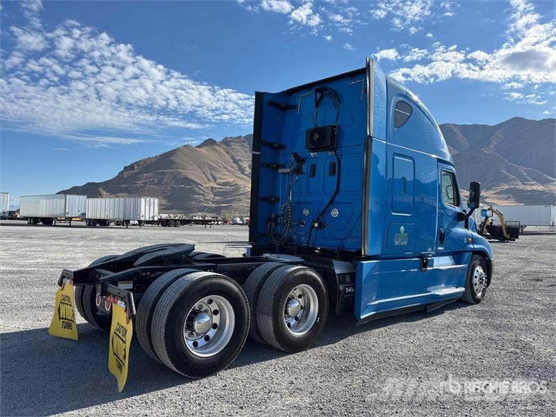 Freightliner Cascadia 125 6x4 T/A Sleeper Truck Tractor وحدات الجر