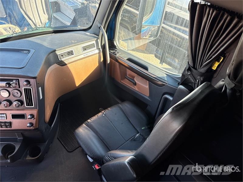 Freightliner Cascadia 126 6x4 T/A Sleeper Truck Tractor Vlačilci