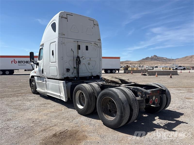 Freightliner Cascadia 125 6x4 T/A Sleeper Truck Tractor Tractor Units