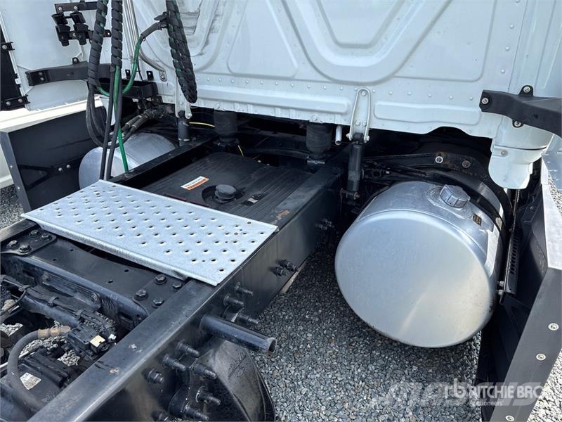 Freightliner Cascadia 126 6x4 T/A Sleeper Truck Tractor Cabezas tractoras