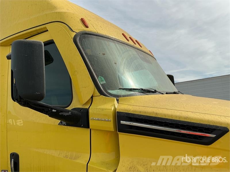 Freightliner Cascadia 126 6x4 T/A Sleeper Truck Tractor Vlačilci