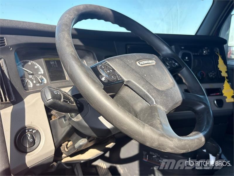 Freightliner Cascadia 126 6x4 T/A Sleeper Truck Tractor Vilcēji