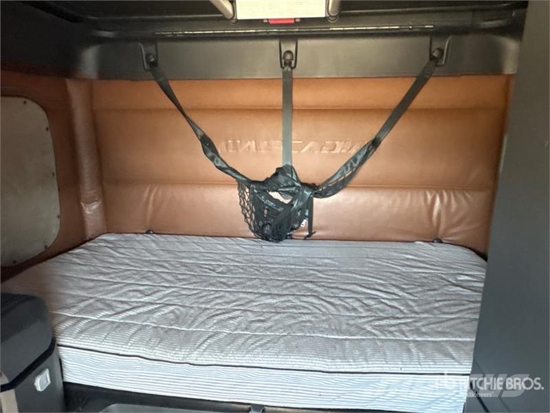 Freightliner Cascadia 126 6x4 T/A Sleeper Truck Tractor وحدات الجر