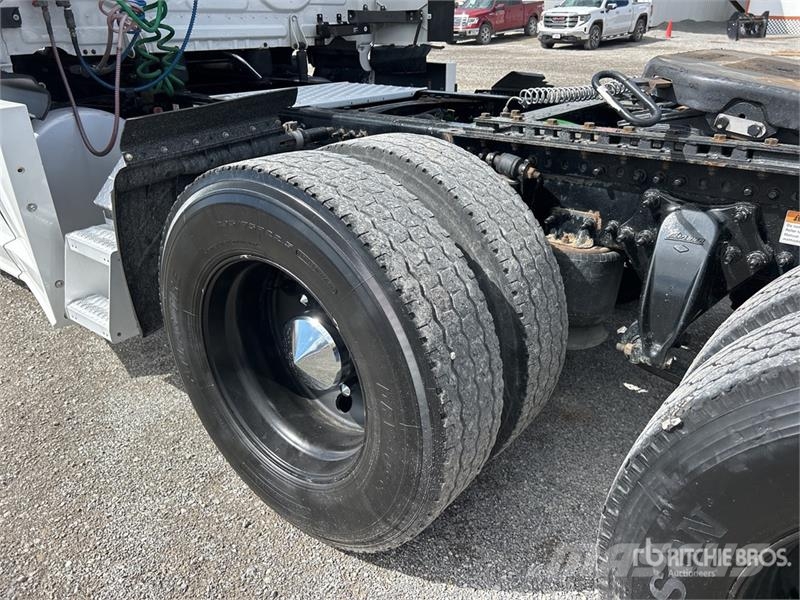 Freightliner Cascadia 126 6x4 T/A Sleeper Truck Tractor (Inoper Tracteur routier