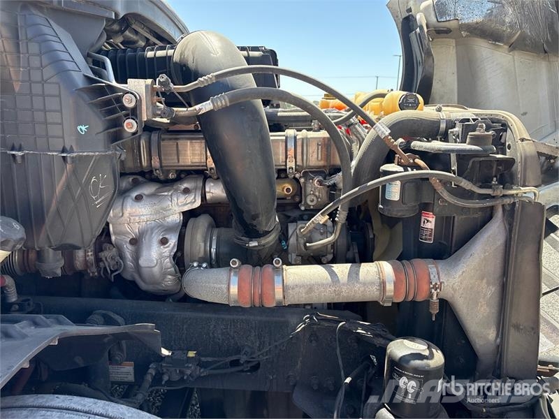 Freightliner Cascadia 126 6x4 T/A Sleeper Truck Tractor وحدات الجر