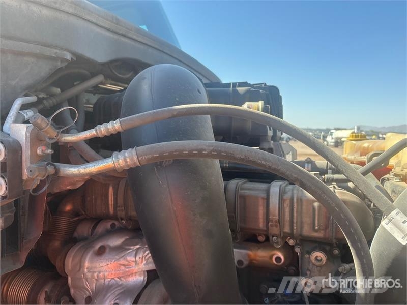 Freightliner Cascadia 126 6x4 T/A Sleeper Truck Tractor (Inoper 曳引機組件