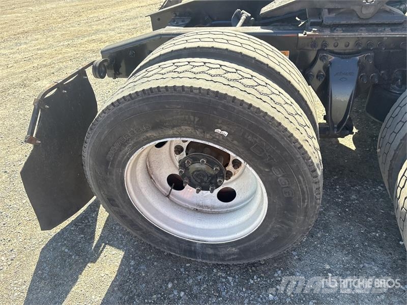 Freightliner Cascadia 126 6x4 T/A Sleeper Truck Tractor Camiones tractor
