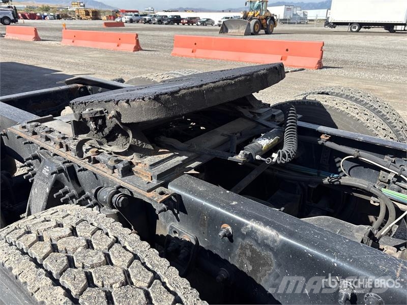 Freightliner Cascadia 125 6x4 T/A Sleeper Truck Tractor Тягачі