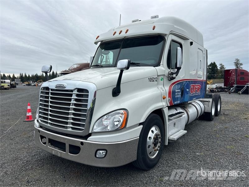 Freightliner Cascadia 125 6x4 T/A Sleeper Truck Tractor (Inoper Vlačilci