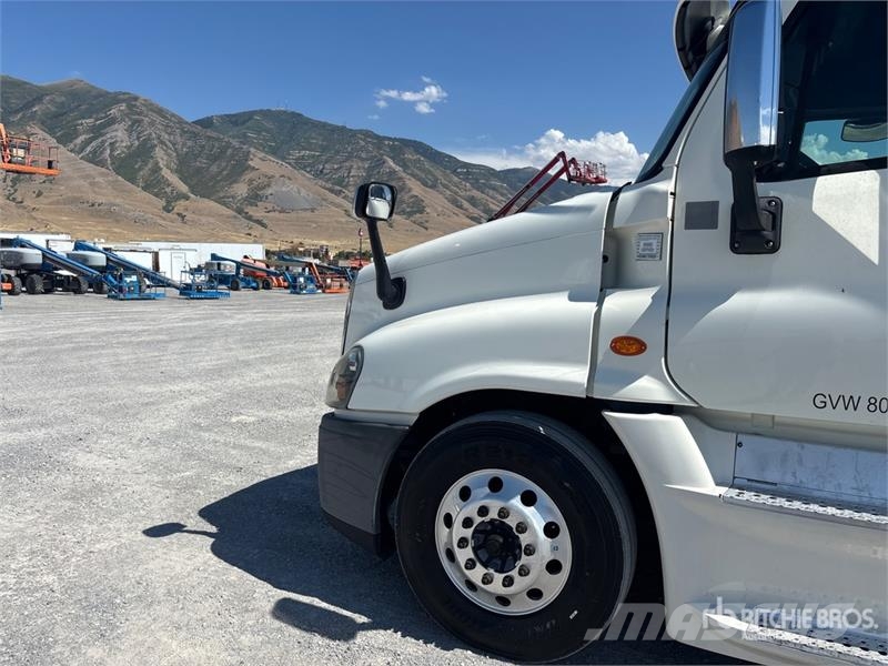 Freightliner Cascadia 125 6x4 T/A Sleeper Truck Tractor Тягачі