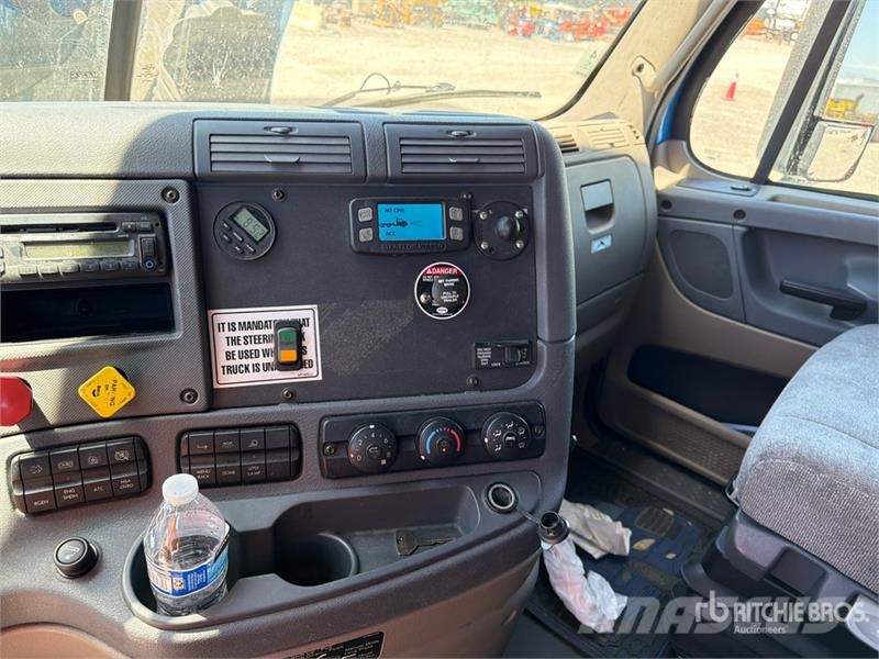 Freightliner Cascadia 125 6x4 T/A Sleeper Truck Tractor Vlačilci