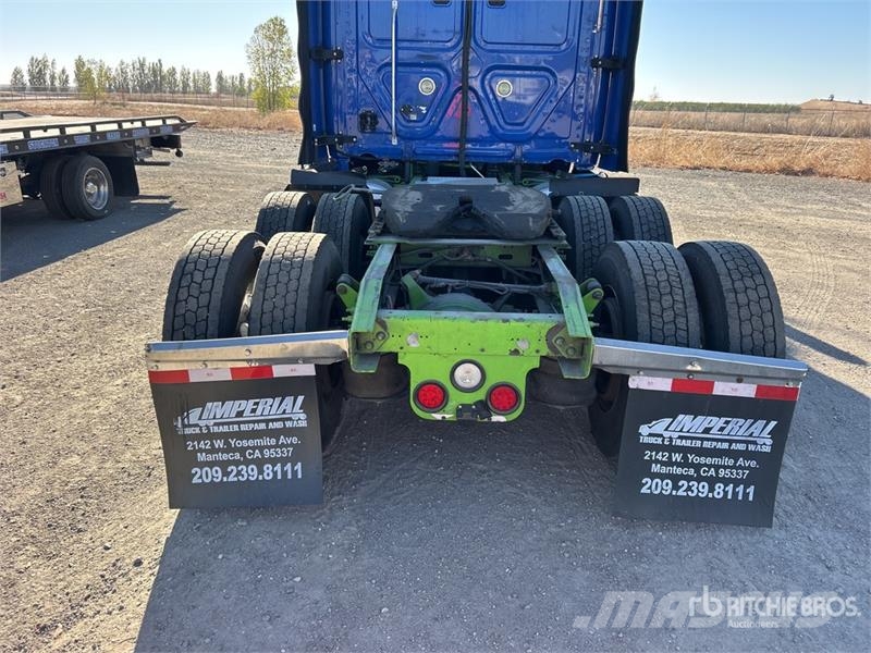 Freightliner Cascadia 125 6x4 T/A Sleeper Truck Tractor (Inoper Тягачі