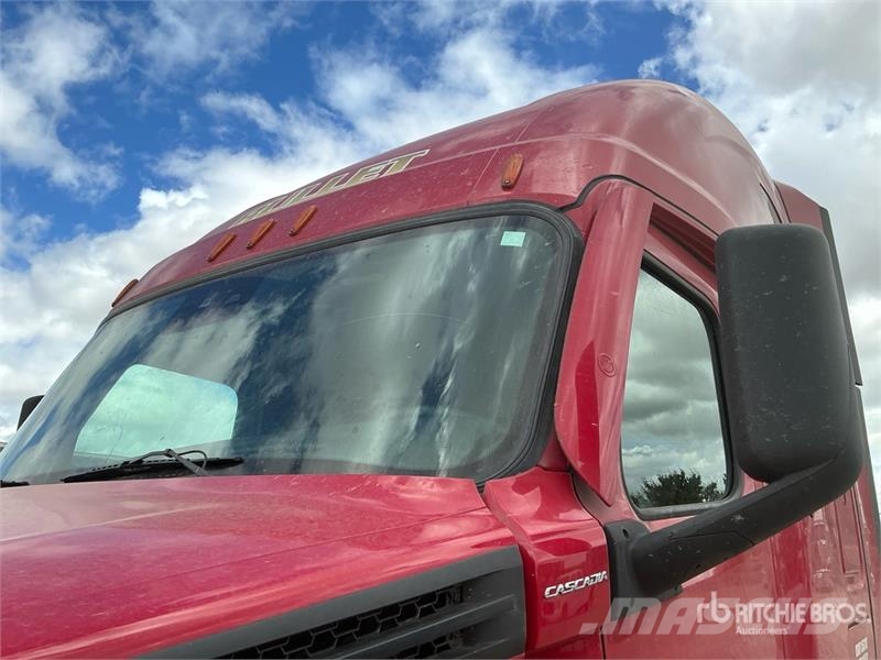 Freightliner Cascadia 126 6x4 T/A Sleeper Truck Tractor Тягачі