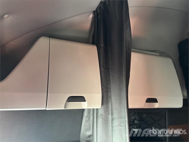 Freightliner Cascadia 126 6x4 T/A Sleeper Truck Tractor Тягачі